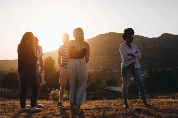 The Pros and Cons of Group Tours vs. Solo Travel